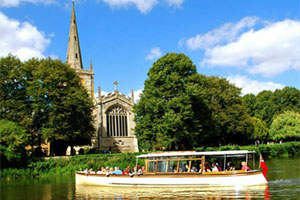 Go boating in Stratford-upon-Avon with Chiltern Railways