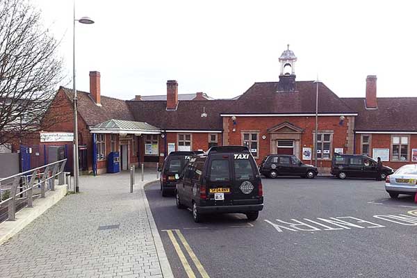 Taxi options when you travel to or from a Chiltern Railways train station
